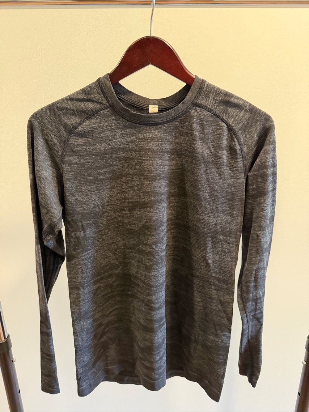 lululemon athletica Men’s Long-Sleeve Heathered Charcoal Crew